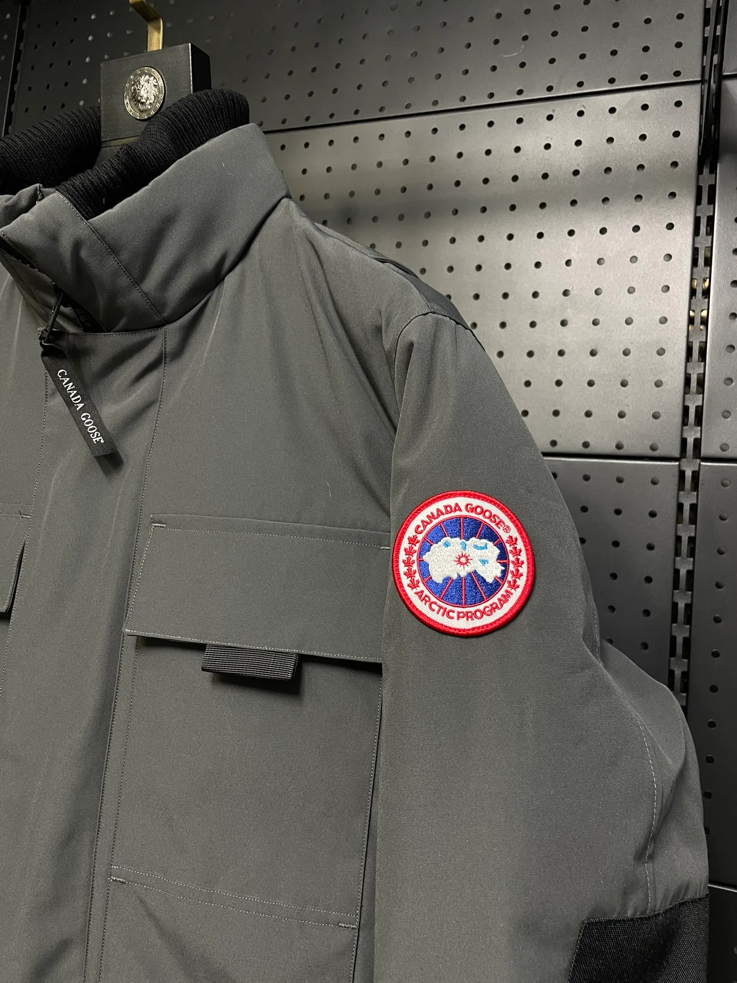 P800 forester men's new model black 24 models Canada Goose (Canada Goose) Men's model xs-xxl The highest version on the market! 🔥 Recommendation of single product for autumn and winter hard goods # Produced by OEM canada goose # The Canadian brand canada goose has always been recognized as the warmest down jacket, and its existence can often be seen in the winter street photos of various celebrities. I make Canada Goose every year, but I still can’t get rid of my love for it. No matter how cold the weather is, there’s no need to be afraid! Because this year, as always, we will provide you with ruthless goods and prepare large quantities of goods. I believe that the market has become a bit chaotic, but we are not afraid. Only good things are competitive, not comparing prices! No one is stupid enough to quote a high price and send old customers away! Look at price in the short term and quality in the long term! If you care about quality, please respect its price! If what you want is cheap, please don't expect good quality! You get what you pay for, this is the rule of the market! We really value quality. It is only worn by the one who understands you! Filling content: 90 international standard duck down! I won’t say much more, everyone sells their own goods! Regarding the down content, you can feel it with your hands. There is nothing wrong with good down. Another customer said that the clothes are very light, but the ones on the market are very heavy. For us insiders, adding some filament to the clothes will make them look bulging and heavy. But we won't do that! 🔥Pure original fidelity! 🔥Everyone who has been cooperating with us in the past few years knows that the large-scale wholesale market products are incomparable to us. You are welcome to visit the brick cabinet and then come to my home to buy! It is the legendary warmest down jacket. A goose and a single layer of clothing can withstand minus 20 degrees Celsius! Known as a must-have for Arctic outdoor sports! The most popular down jacket in the world, celebrities are rushing to buy it, it is a must-have!
